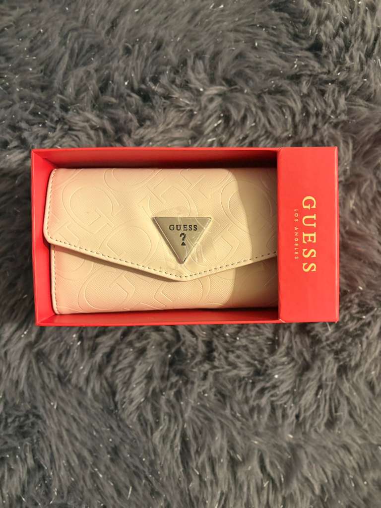 Cartera Beige Guess en caja