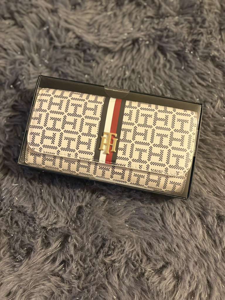 Cartera Beige con Azul Tomy en Caja