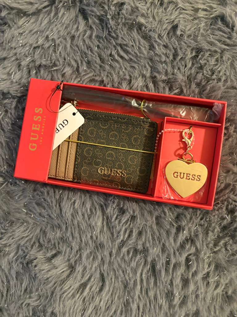 Tarjetero café con llavero Guess