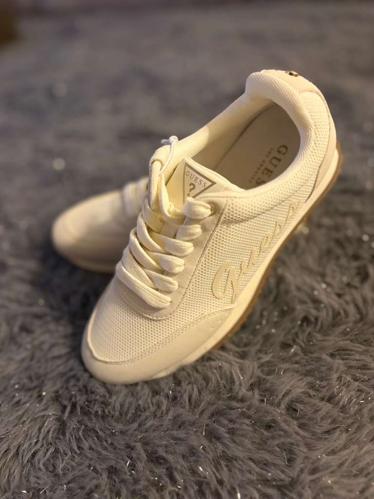 Tenis Guess beige cursiva