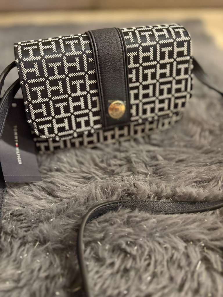 Bolsa Tomy azul con blanco strap delgado