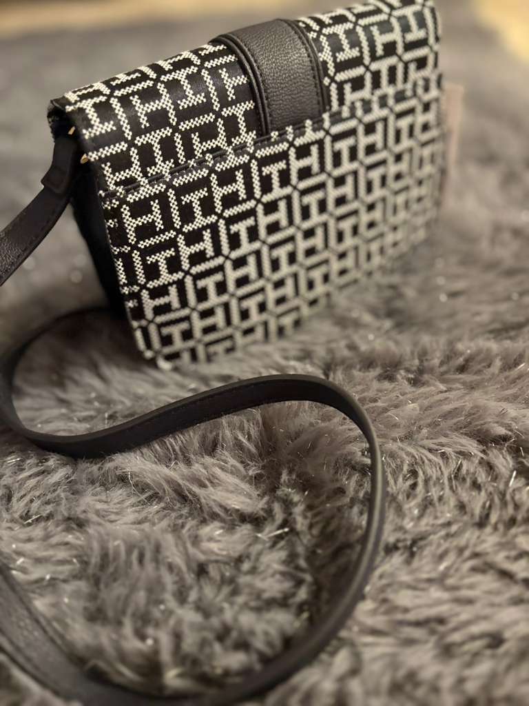 Bolsa Tomy azul con blanco strap delgado