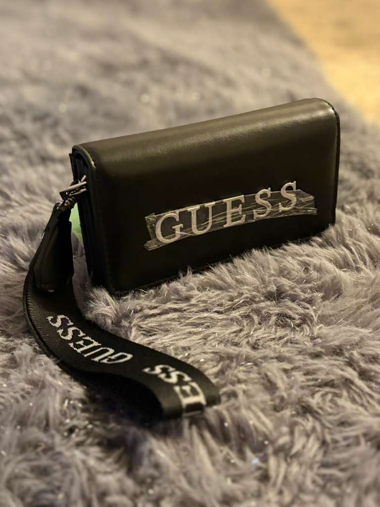 Cartera muñequera Guess Negra