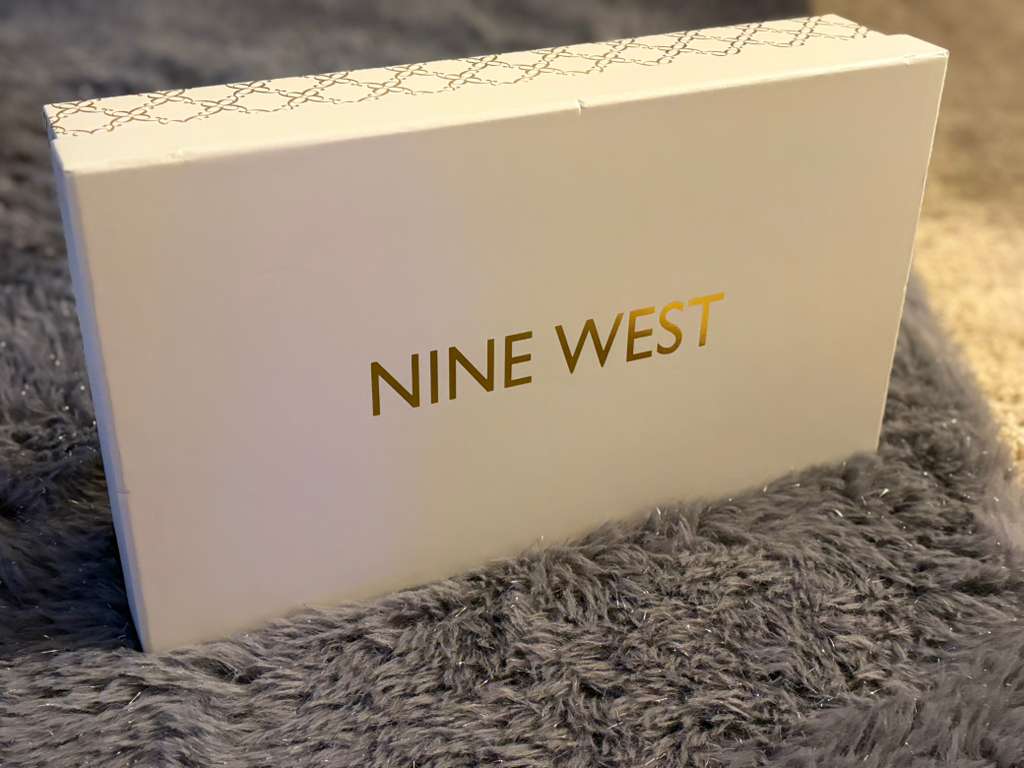 Set de Bolsa y monedero café en caja Nine West